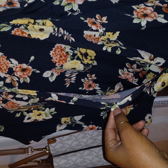 Discreet Top - Picture 3 of 5